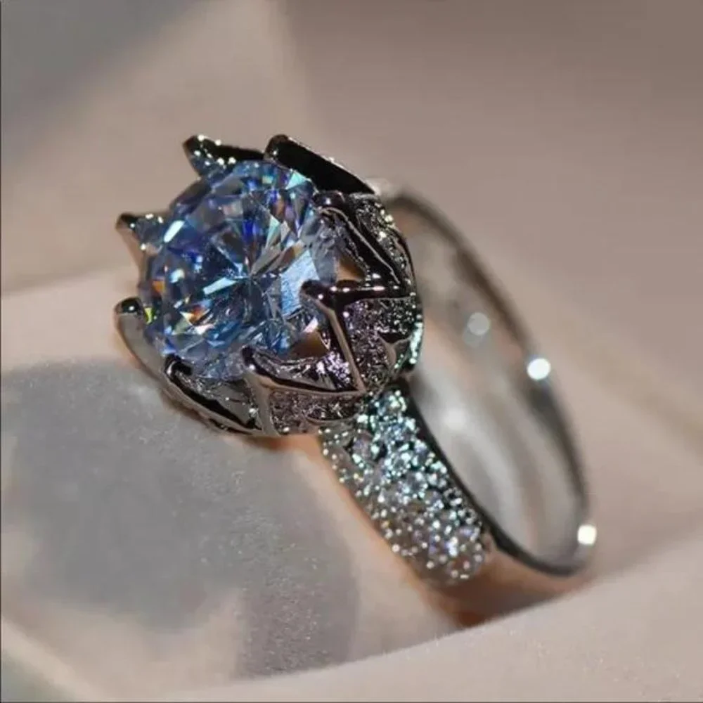 QUEEN SILVER DIAMOND CROWN ENGAGEMENT RING, CUTE RING, SHINY RING. - Picture 2 of 4